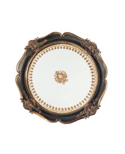 Bajoplato de espejo y marco negro con adornos dorados