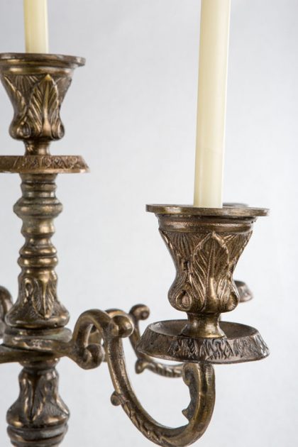 Candelabro de bronce antiguo con 5 brazos