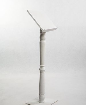 Atril de madera blanco