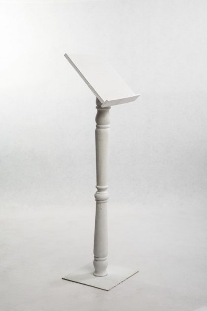 Atril de madera blanco