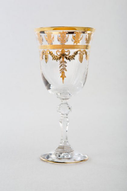 Anaïs Copa dorada de vino tinto