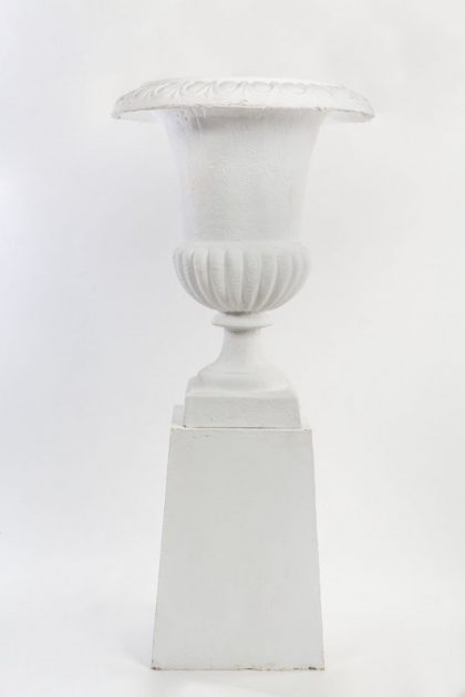 Peana pirámide truncada de acero corten y color blanco