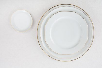 Vajilla de Porcelana blanca filo dorado
