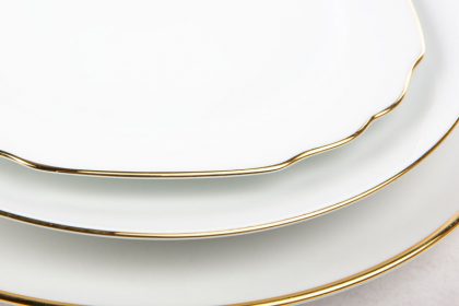 Vajilla de Porcelana blanca filo dorado