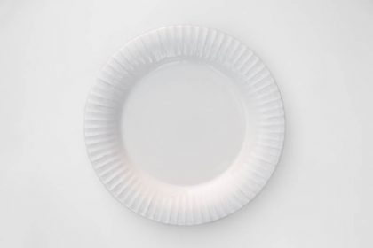 Plato llano de la colección loza con ala estriada